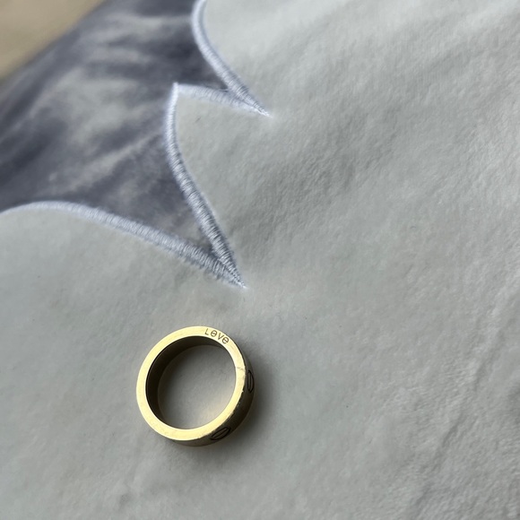 Hello! I am selling this ring so I can buy a necklace instead!